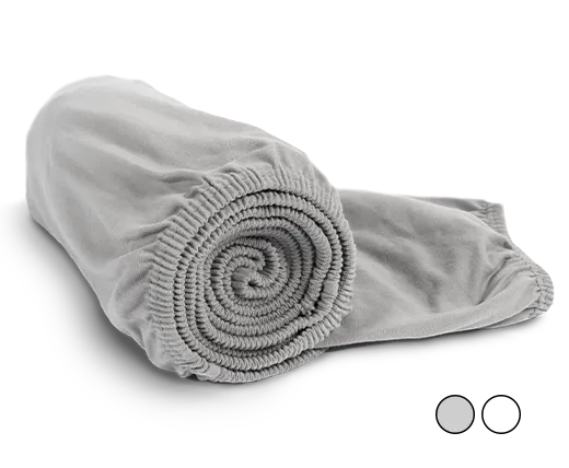 Das zusammengelegte BODYGUARD® Jersey-Spannbettlaken in Silber: Zoom auf das Laken in der weißen Farbvariante; Text Erhältlich in Silber oder Weiß