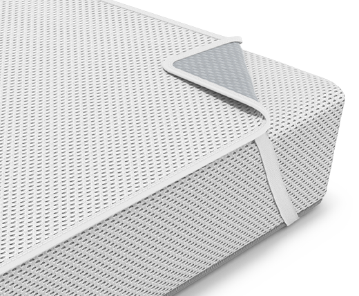 Le matelas pour enfants BODYGUARD® avec l'alèse pour matelas pour enfants dessus est placé dans un lit d'enfant.