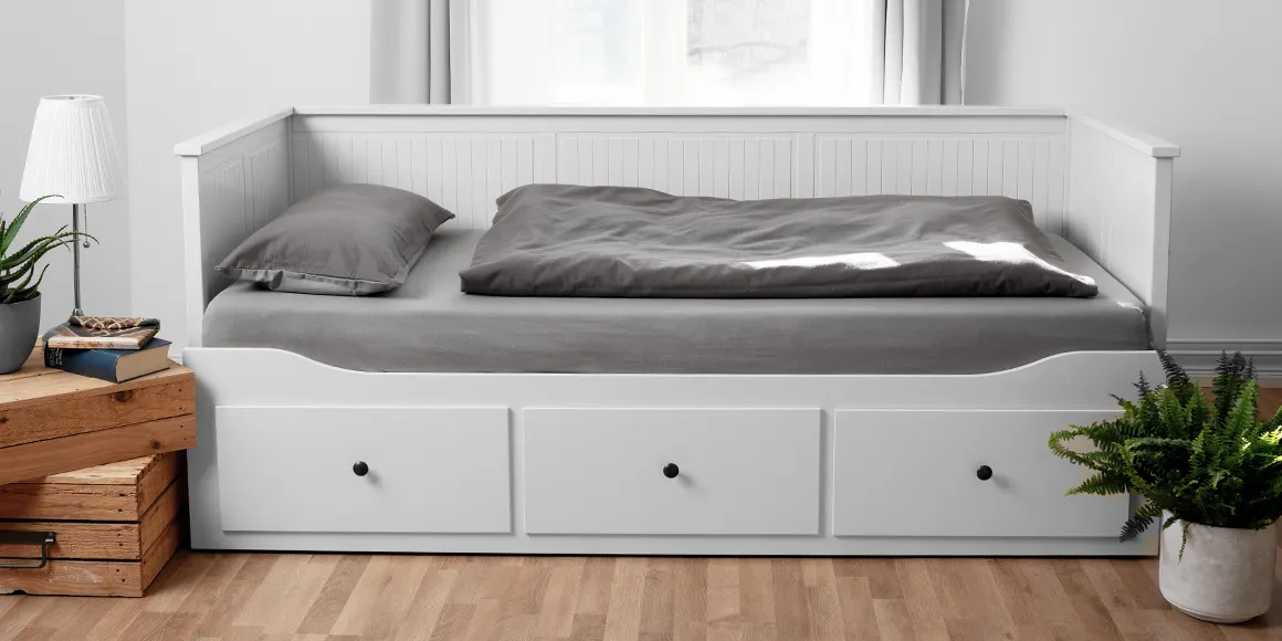 Foto: Ein Couchbett mit Schubladen, darauf Bettzeug mit BODYGUARD Bettwäsche 135x200 cm und Laken bezogen.