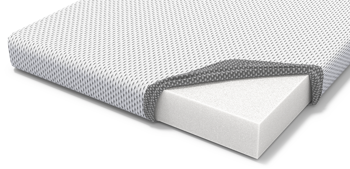 Gros plan sur un coussin de chaise BODYGUARD® dont la housse est partiellement retirée pour révéler le noyau en mousse blanche. La housse est texturée et respirante.