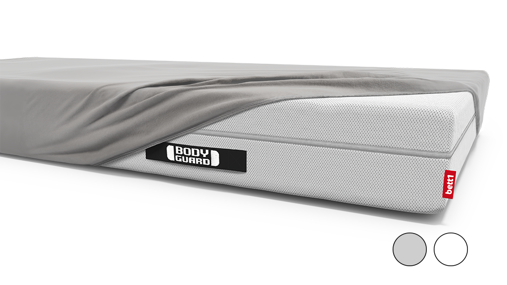 Drap housse BODYGUARD® recouvre à moitié un matelas. 
