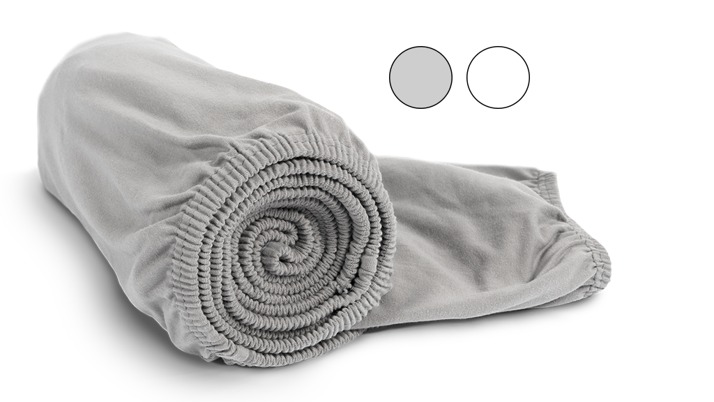Das BODYGUARD® Jersey-Spannbettlaken in Silber zusammengerollt.