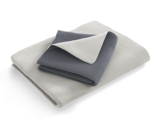 Le linge de lit BODYGUARD® en satin plié : la housse de couette est pliée avec le côté gris vers l'extérieur, la taie d'oreiller avec le côté anthracite.