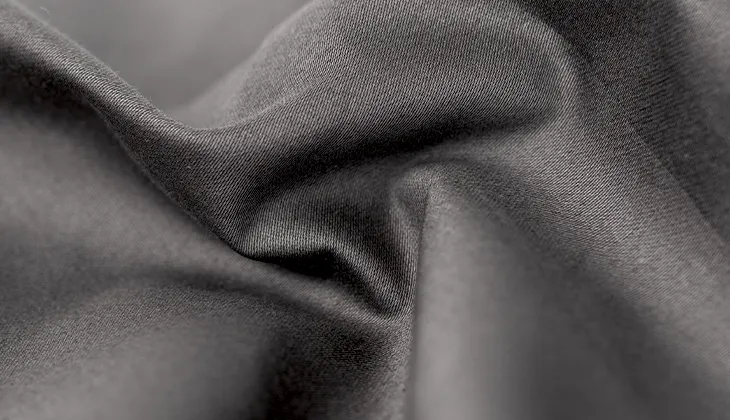 Foto: Nahaufnahme des glatten Bezugsstoffs der SOFT BREEZE Satin Bettwäsche.