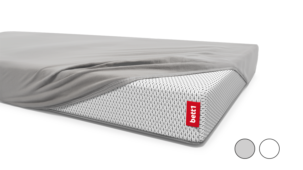 Drap housse enfant BODYGUARD® recouvre à moitié un matelas. 