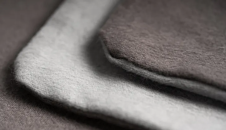 Foto: Zwei Ecken der BODYGUARD Flanell Bettwäsche so übereinandergeleget, dass die helle und dunkle Seite des Bezugs sichtbar sind.