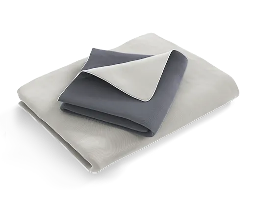 Die zusammengelegte SOFT BREEZE® Satin-Bettwäsche: der Bettbezug ist mit der silbernen Seite nach außen gefaltet, der Kopfkissenbezug mit der anthrazitfarbenen Seite	