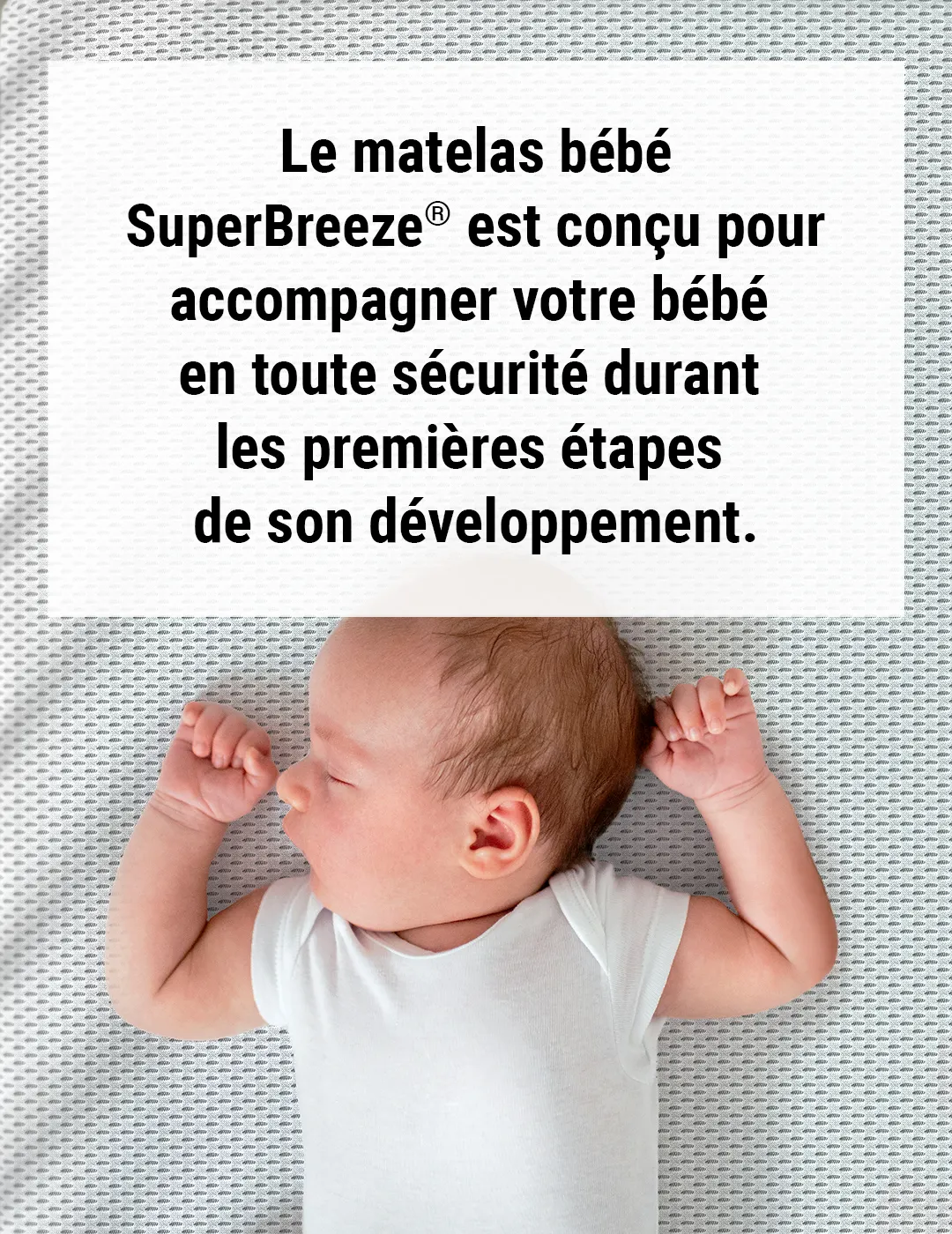 Gros plan sur un bébé debout dans un lit à barreaux sur un matelas enfant BODYGUARD