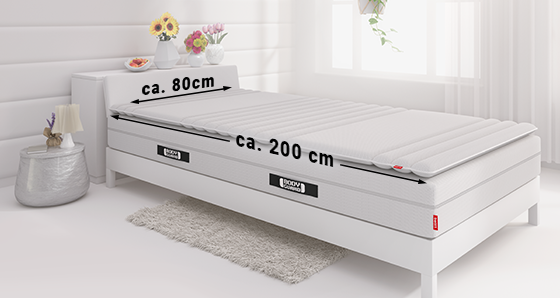 Eine Matratze 80x200 cm liegt in einem Bett. An den Seiten stehen jeweils die Maße.