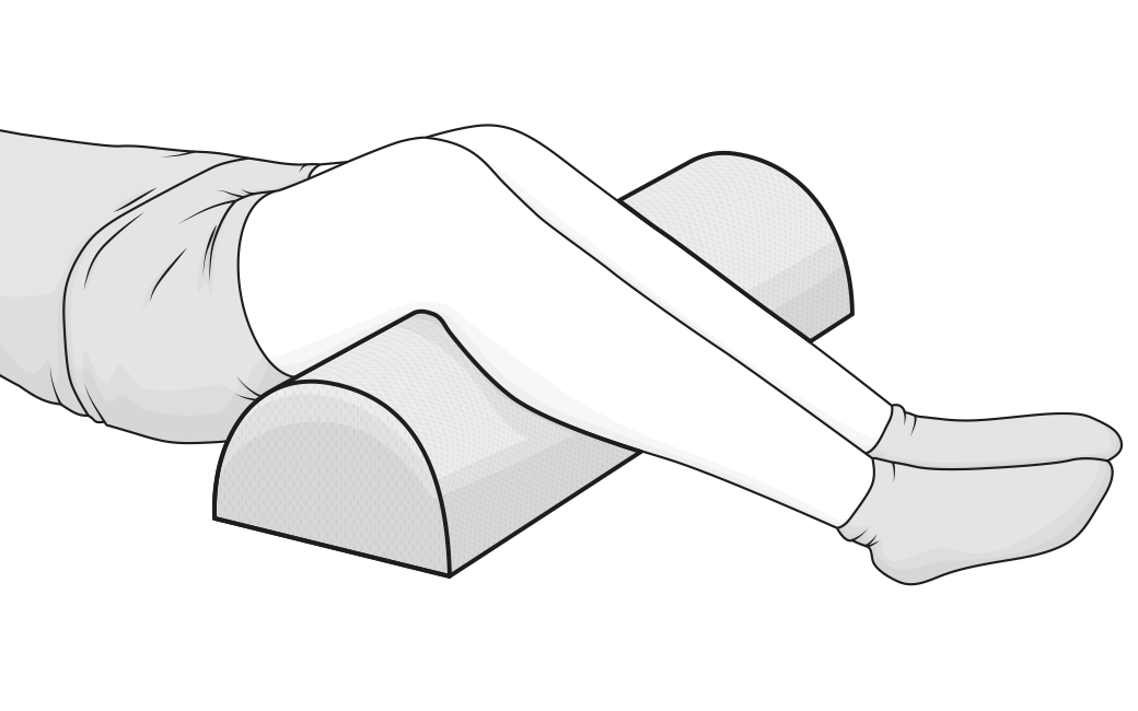 Illustration der Nutzung als Knierolle: Ein Paar Beine liegt auf der Halbrolle, sodass die Knie angehoben sind.	