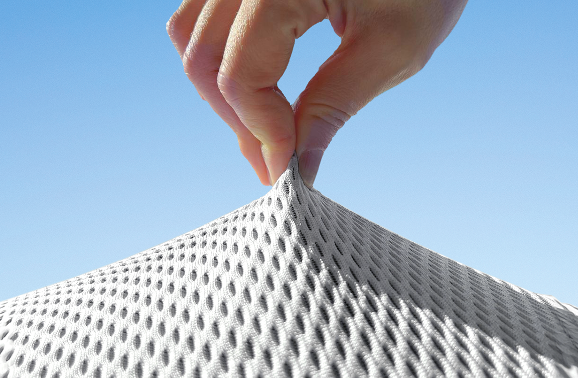 Photo Une main tire la housse fonctionnelle HyBreeze vers le haut 