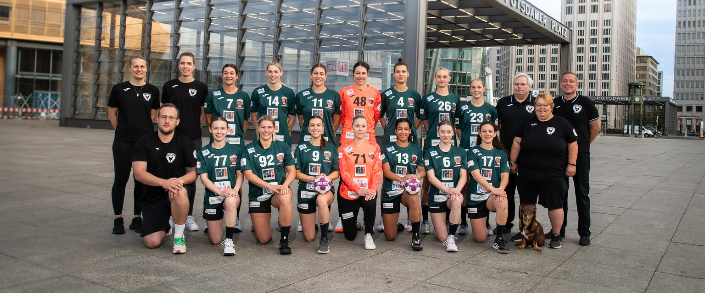 Foto: Das Team der Spreefüxxe in zwei Reihen stehend und kniend auf dem Potsdamer Platz.