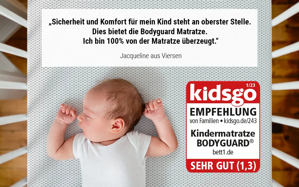 Baby in Gitterbett. Ein Siegel von kidsgo. Text: „Sicherheit und Komfort für mein Kind steht an oberster Stelle. Dies bietet die Bodyguard Matratze. Ich bin 100% von der Matratze überzeugt.“ Jacqueline aus Viersen