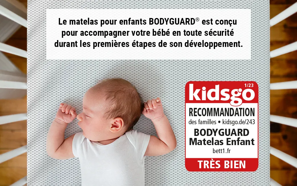 Bébé dort sur le dos sur un matelas enfant BODYGUARD. Logo Kidsgo