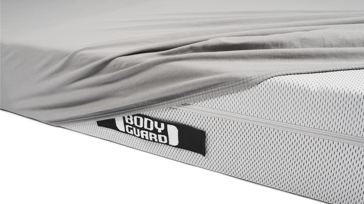 Le drap-housse en Jersey Bodyguard couvrant une parytie du matelas BODYGUARD