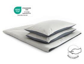 Les linge de lit en flanelle BODYGUARD® recouverts sur une couette pliée avec deux oreillers. Le label Oeko-Tex®. Illustration d'une main qui ferme une fermeture éclair. Texte : facile à enfiler