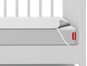 Le matelas pour enfants BODYGUARD® avec l'alèse pour matelas pour enfants dessus est placé dans un lit d'enfant.