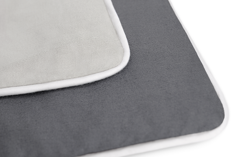 Gros plan sur le coin de la housse dulinge de lit en satin BODYGUARD