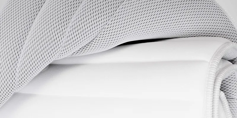 Gros plan d'un surmatelas BODYGUARD 80x200 cm avec housse fonctionnelle HyBreeze®