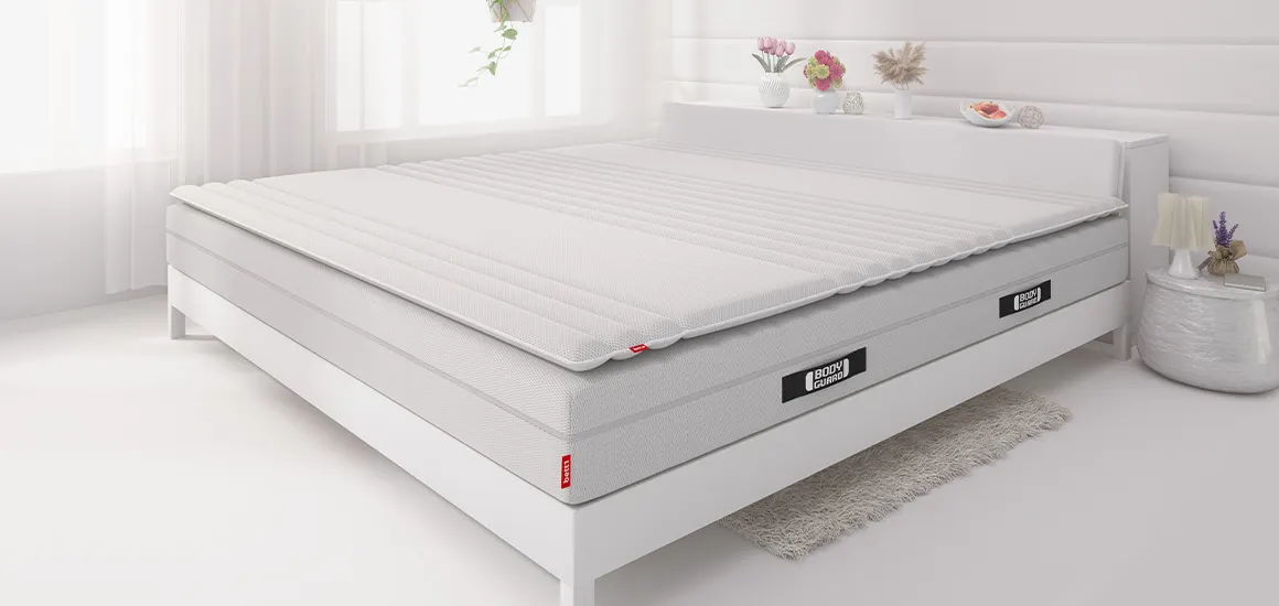 Foto: Auf einem King-Size-Bett liegt ein großer Topper 200x200 cm.