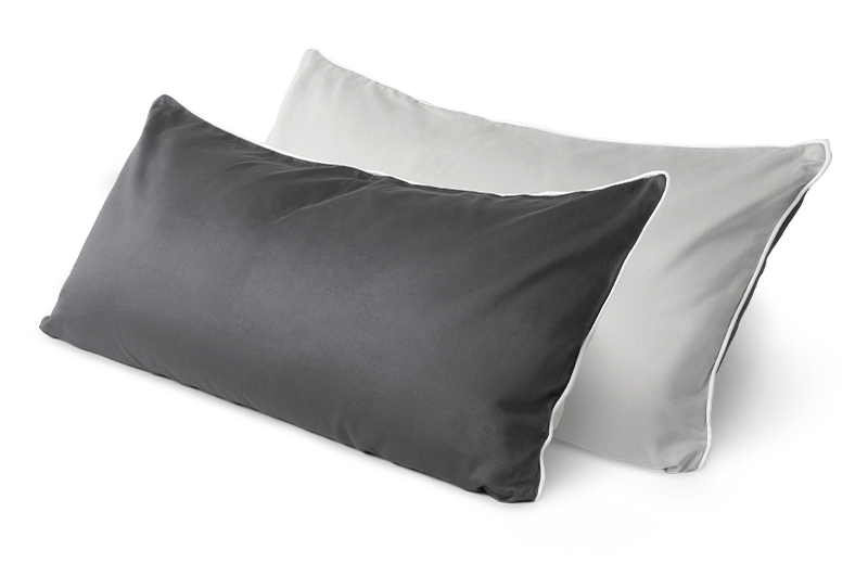 2 oreillers sont recouverts de taies en satin BODYGUARD en gris et anthracite