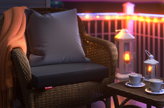 Une chaise d'extérieure sur un balcon le soir. 
