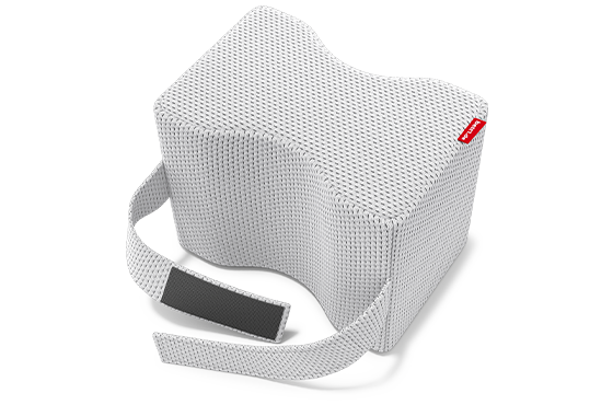Coussin de genoux BODYGUARD® en position horizontale, vu du dessus. Il présente une courbure ergonomique et une sangle de fixation avec bande velcro. La housse blanche en maille respirante est visible avec l’étiquette rouge bett1.