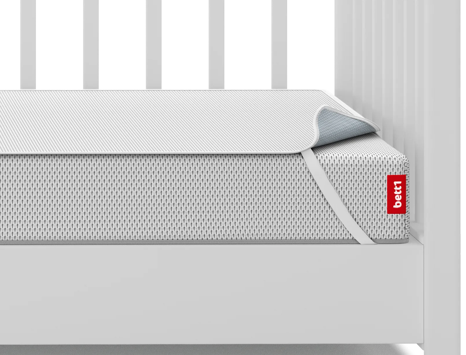 Die SuperBreeze® Kindermatratze mit dem Nässeschutz für Kinder-Matratzen darauf liegt in einem Babybett.	