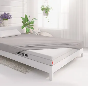 Matelas BODYGUARD avec un drap housse gris.