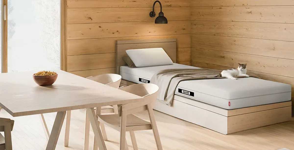 matelas BODYGUARD dans une chambre avec un chat sur le lit