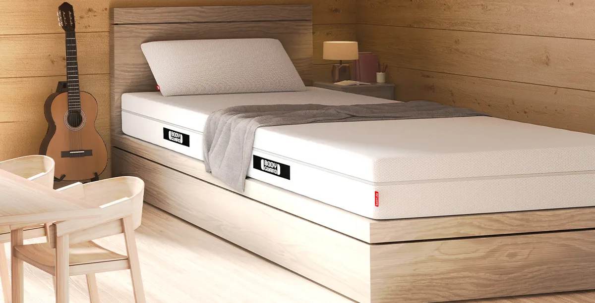 matelas BODYGUARD dans une chambre avec un chat sur le lit