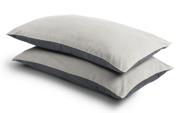 Zwei BODYGUARD Visco-Kissen 80x40 cm in Flanellbettwäsche liegen übereinander.