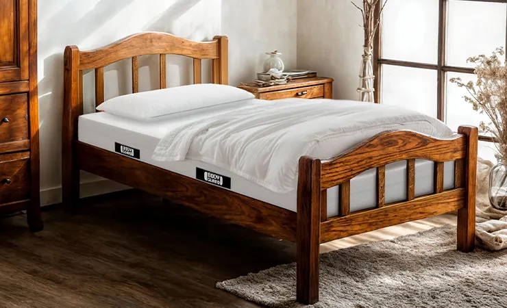 Matelas Bodyguard dans un lit ancien en bois