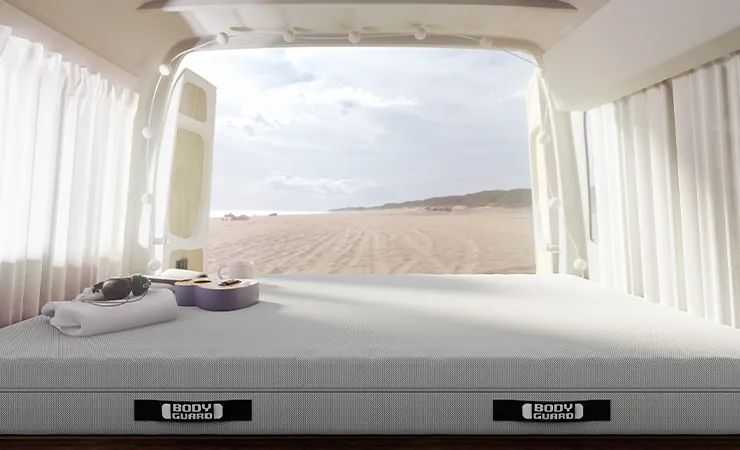 Matelas Bodyguard dans un van avec vue dur la mer
