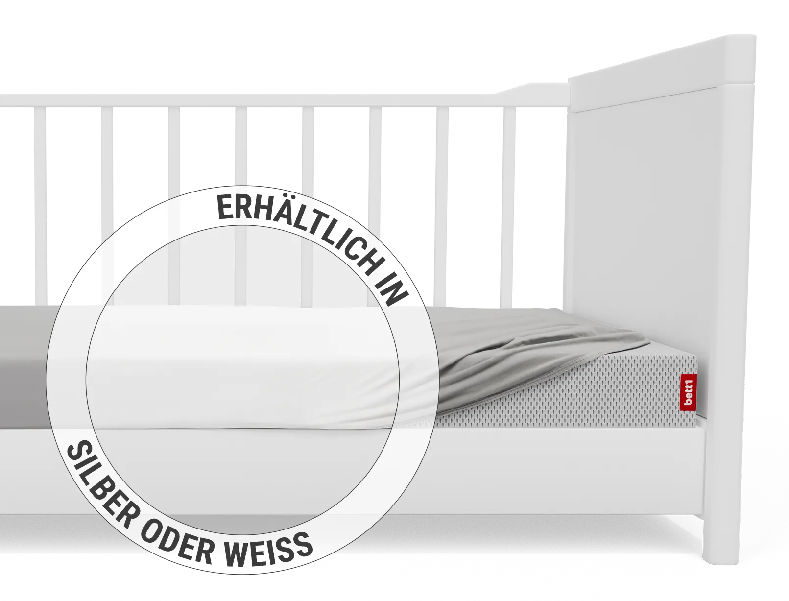 Das BODYGUARD® Kinder-Spannbettlaken aufgezogen auf der SuperBreeze® Kindermatratze, die in einem Kinderbett liegt. Zoom auf das Laken in der weißen Farbvariante. Text: Erhältlich in Silber oder Weiß