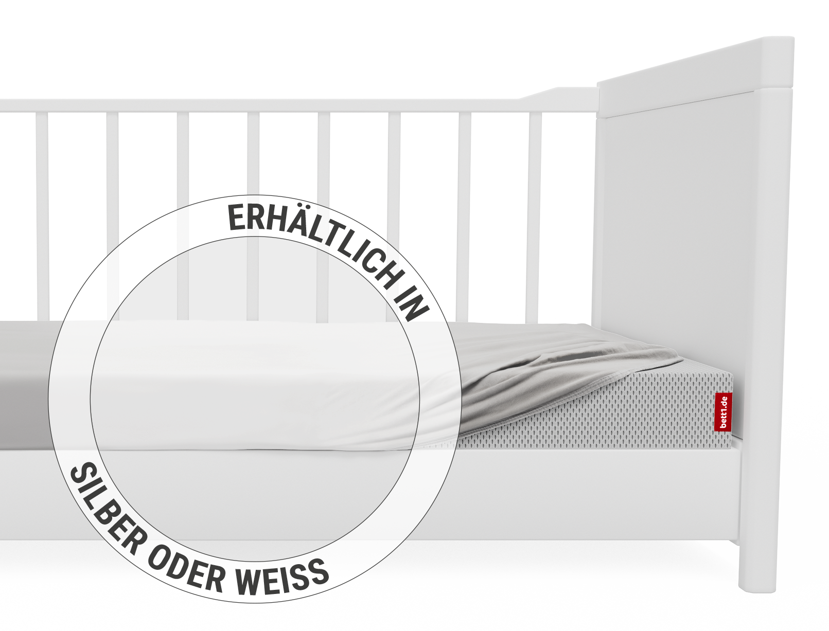 Das BODYGUARD® Kinder-Spannbettlaken aufgezogen auf der SuperBreeze® Kindermatratze, die in einem Kinderbett liegt. Zoom auf das Laken in der weißen Farbvariante. Text: Erhältlich in Silber oder Weiß