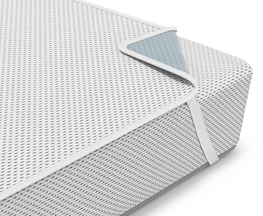 Die SuperBreeze® Kindermatratze mit dem Nässeschutz für Kinder-Matratzen darauf liegt in einem Babybett.	