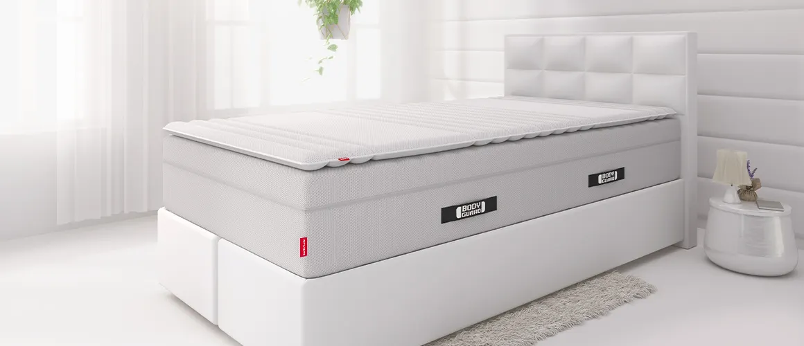 Matelas BODYGUARD Boxspring avec surmatelas BODYGUARD 80x200 cm sur un lit boxspring blanc