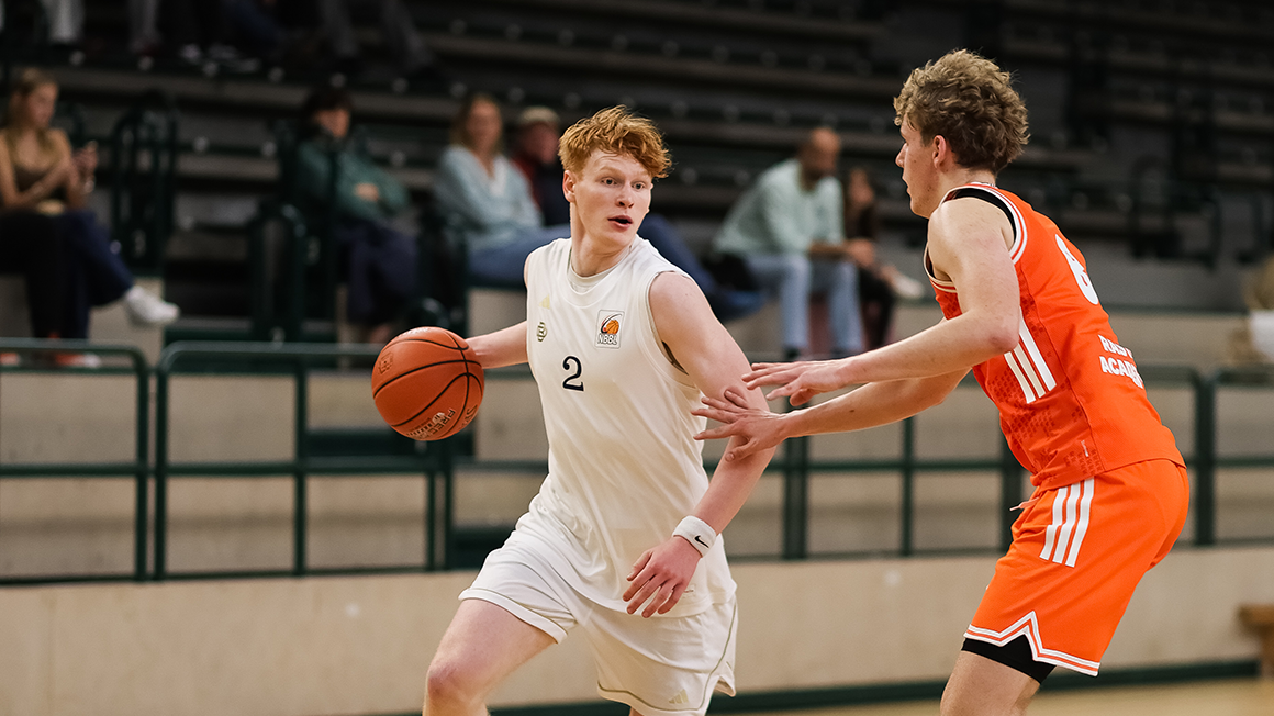 Foto: Ein Spieler der Berlin Dreams im Duell gegen einen gegnerischen Spieler.