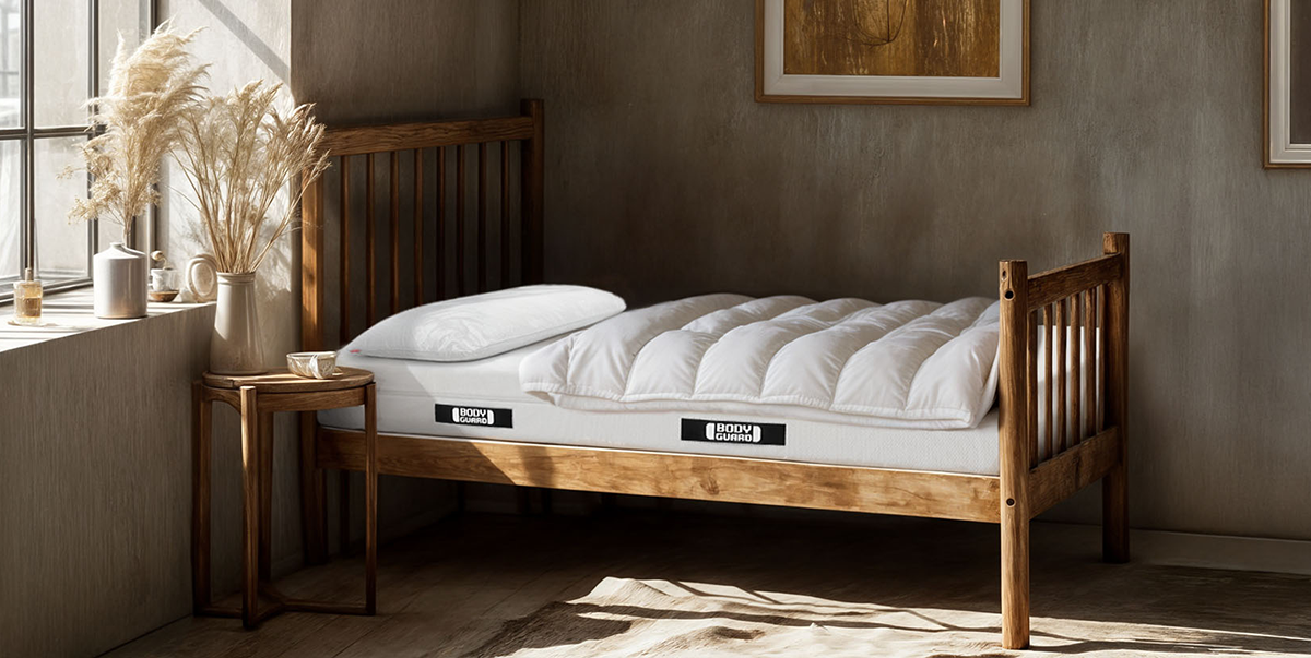 Matelas BODYGUARD® sur un lit en bois dans une chambre lumineuse et naturelle