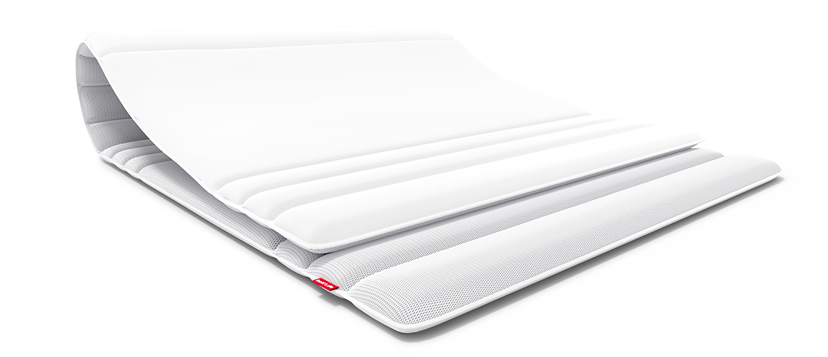 Surmatelas BODYGUARD® roulé partiellement, montrant sa structure matelassée et flexible.