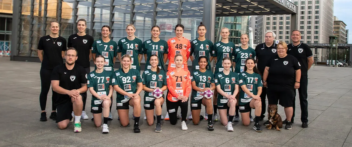 Foto: Das Frauenteam der Spreefüxxe in zwei Reihen stehend und kniend auf dem Potsdamer Platz.