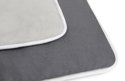 Gros plan sur le coin de la housse dulinge de lit en satin BODYGUARD