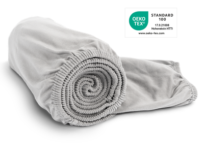 Das BODYGUARD® Jersey-Spannbettlaken in Silber zusammengerollt. Das Oeko-Tex® Standard 100 Siegel