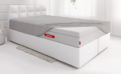 Lit avec un drap-housse BODYGUARD® recouvre une partie du matelas Boxspring BODYGUARD®. 