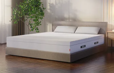 Matelas bodyguard double sur un lit dans une chambre 