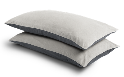 Zwei BODYGUARD Visco-Kissen 80x40 cm in Flanellbettwäsche liegen übereinander.