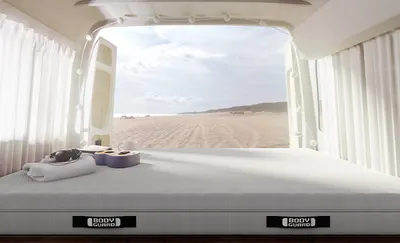 Matelas Bodyguard dans un van avec vue dur la mer